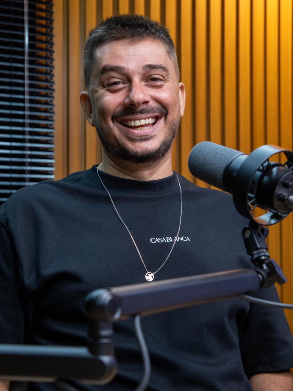Aramis Burigo, apresentador do Pulo na Obra, ao microfone durante a gravação
